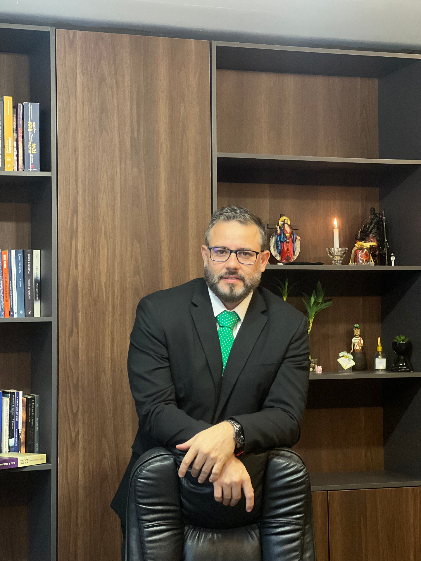 Retrato de Dr. Cantuária, Advogado Criminalista da Cantuária Sociedade de Advogados